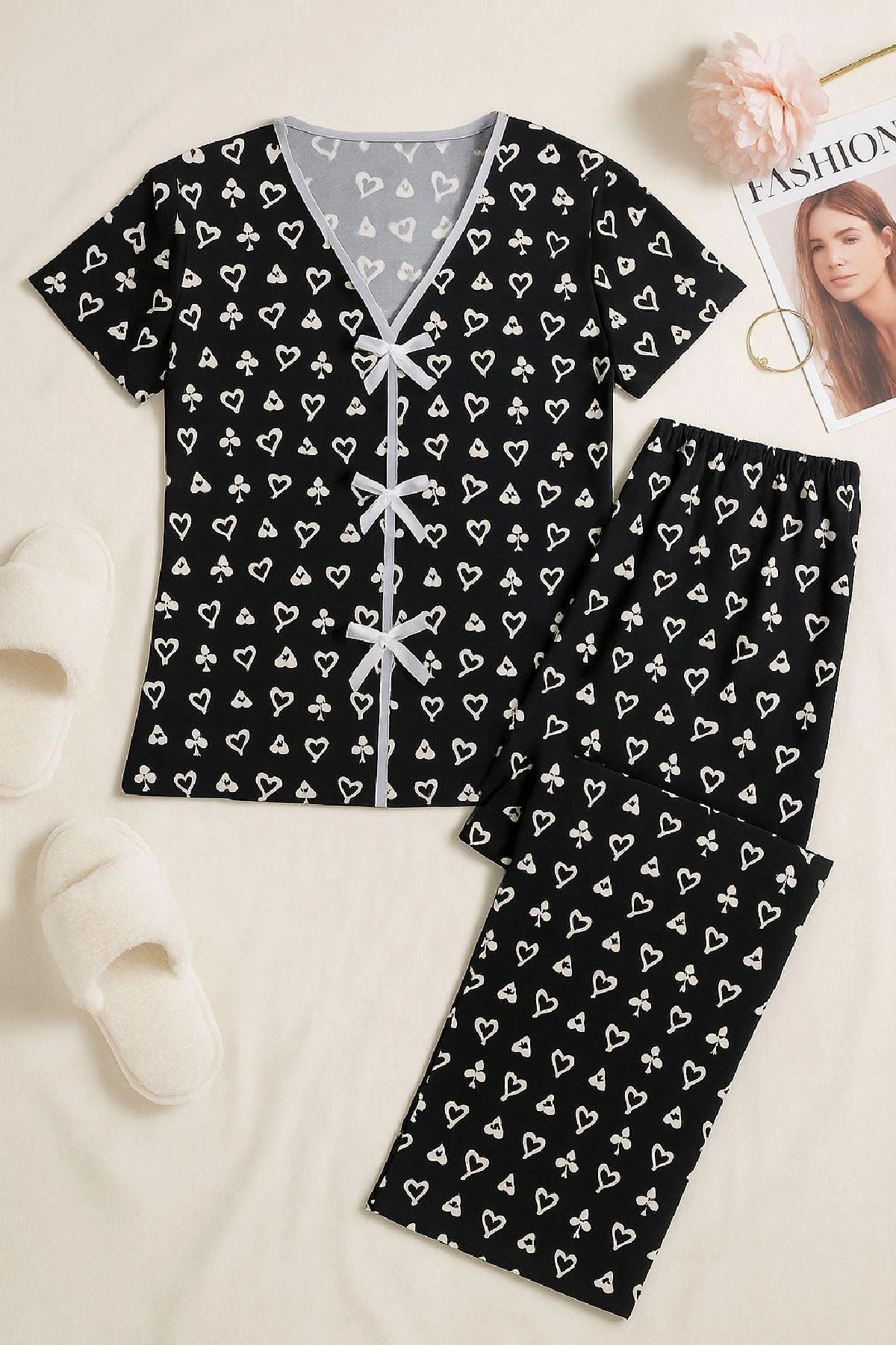 Kadın Siyah Beyaz Kalp Desenli Fiyonklu Kısa Kollu Pijama Takımı