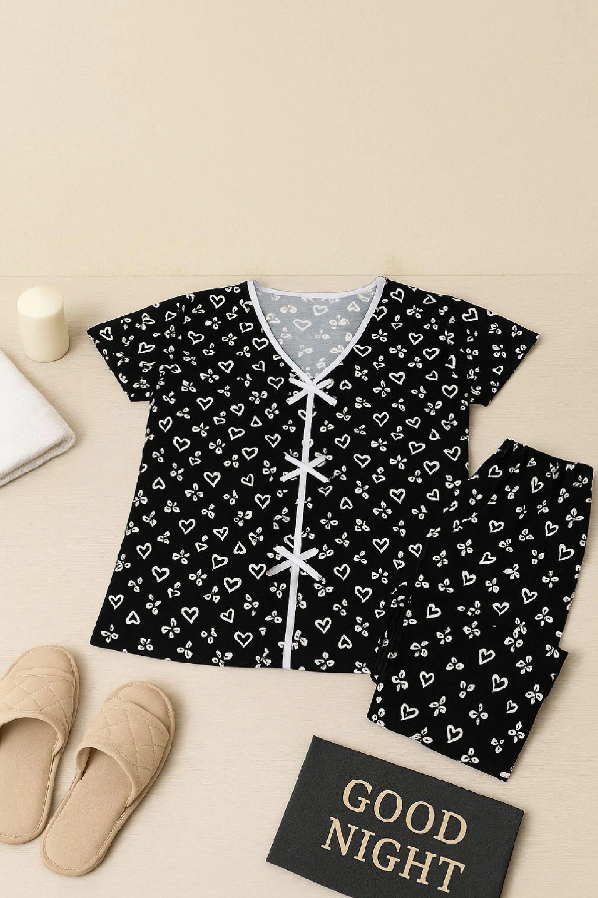 Kadın Siyah Beyaz Kalp Desenli Fiyonklu Kısa Kollu Pijama Takımı