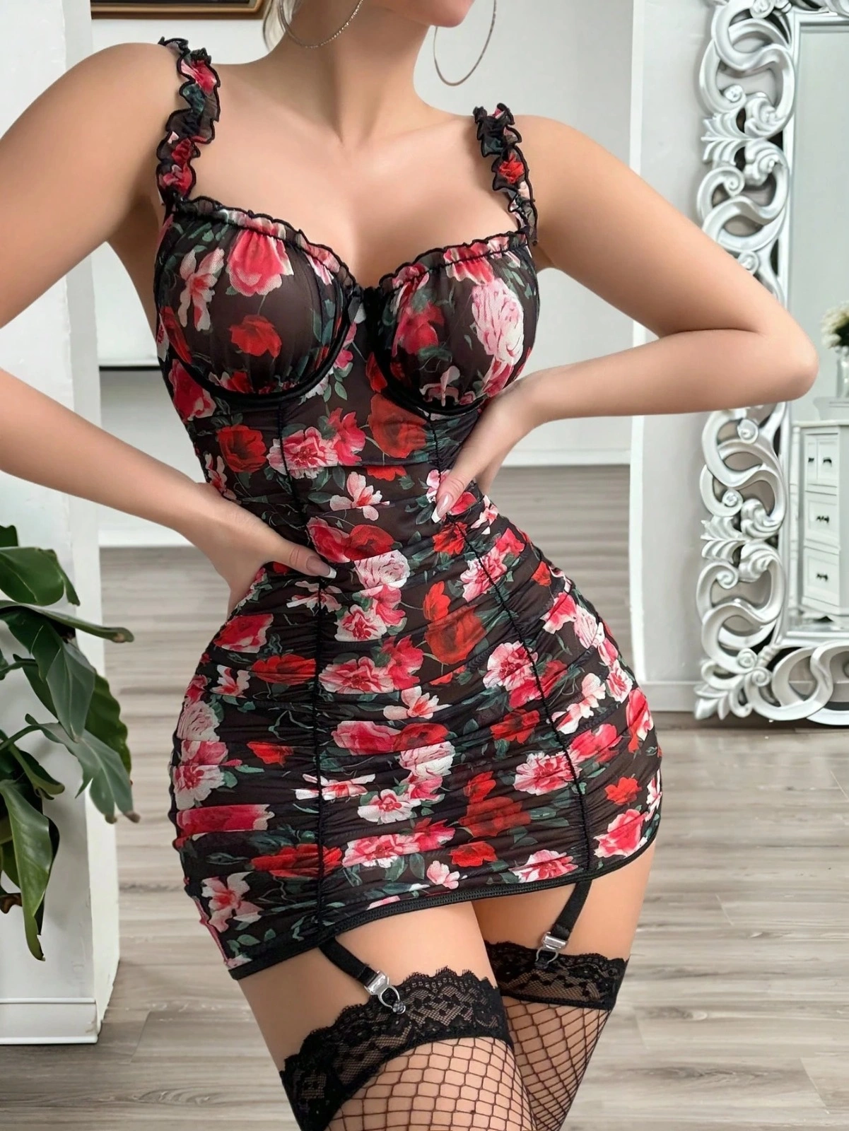 Kırmızı Çiçek Aksesuarlı Romantik Kadın Gecelik( Çoraplar Dahil Değildir )