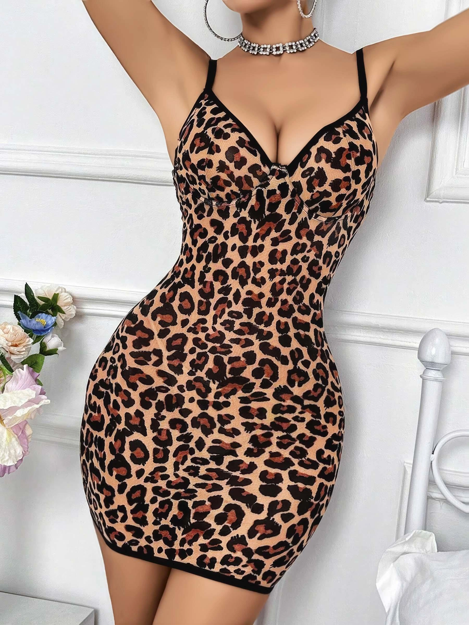 Leopar Desenli Sırt Dekolteli Fantezi Gecelik
