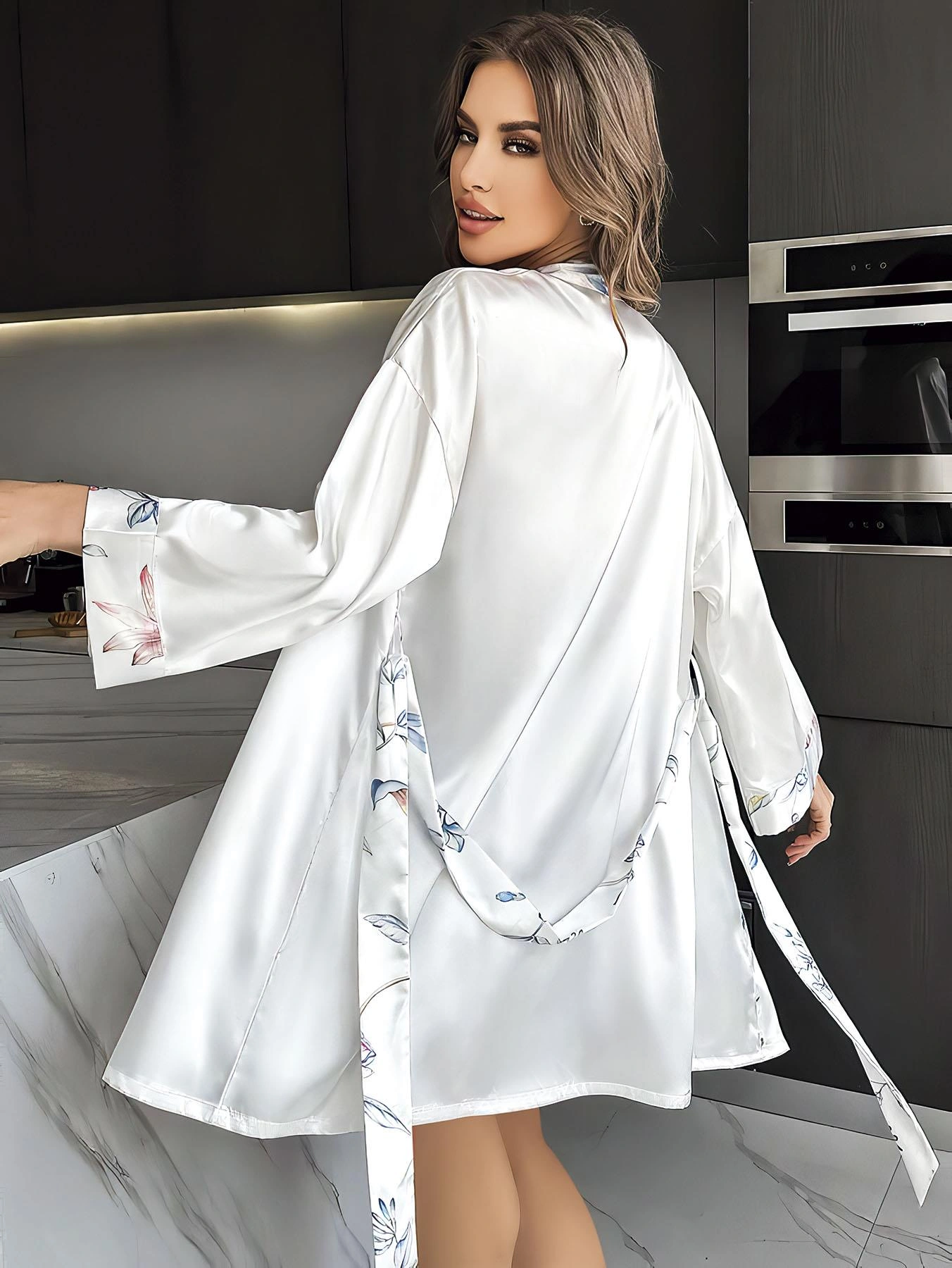 Özel Tasarım Çiçek Desenli Göğüs Dekolteli Sabahlıklı 2li Beyaz Saten Gecelik Takımı