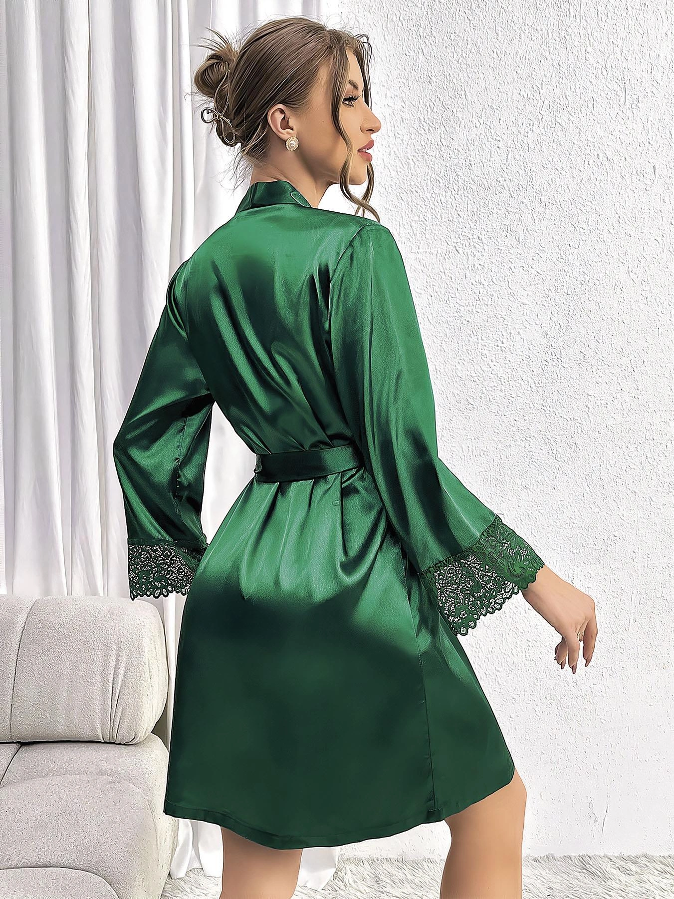 Özel Tasarım Dantel İşlemeli Göğüs Dekolteli Sabahlıklı 2li Yeşil Saten Gecelik Takımı