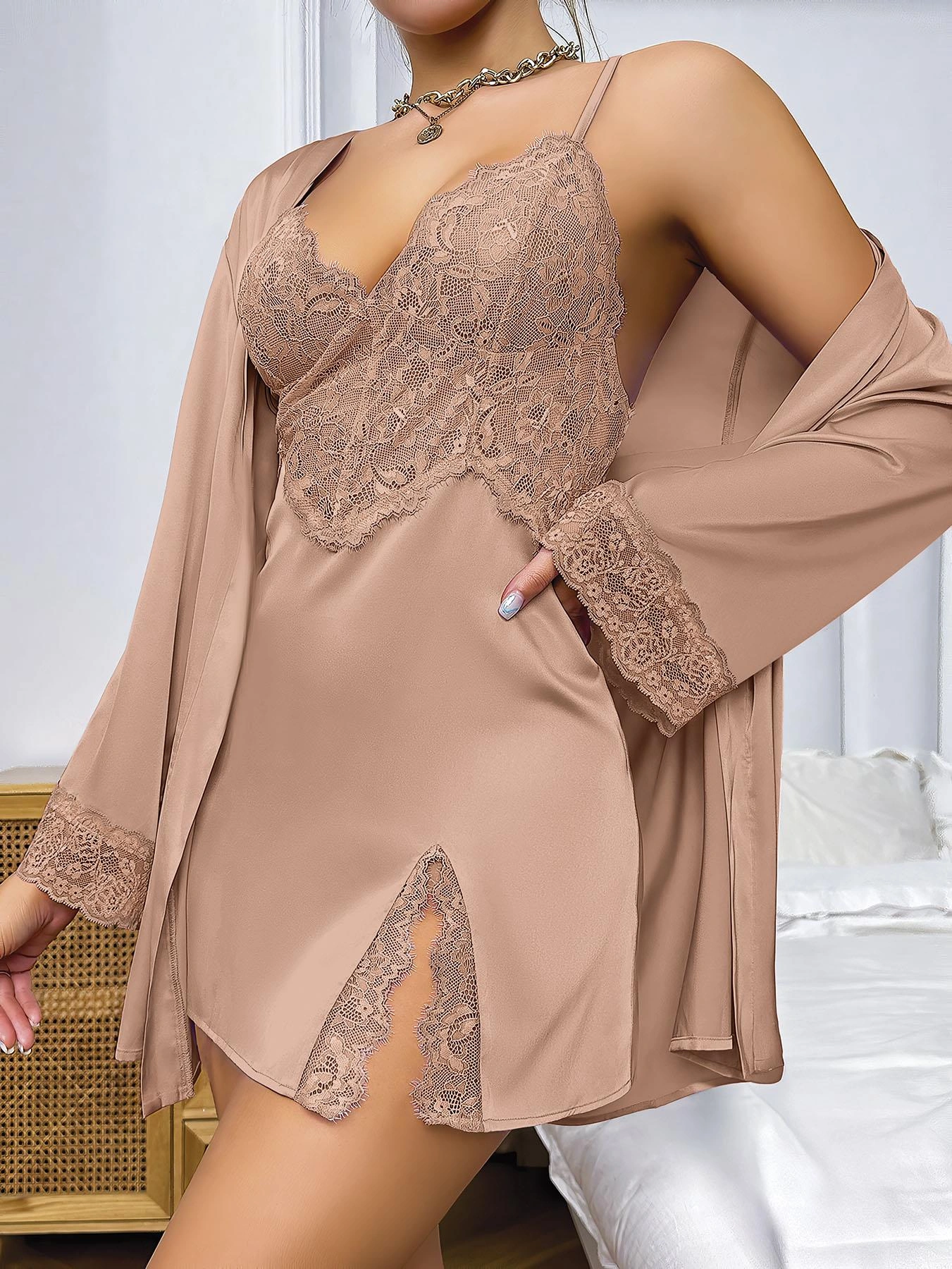 Özel Tasarım Dantel İşlemeli Şık Göğüs Dekolteli Sabahlıklı 2li Saten Gecelik Takımı