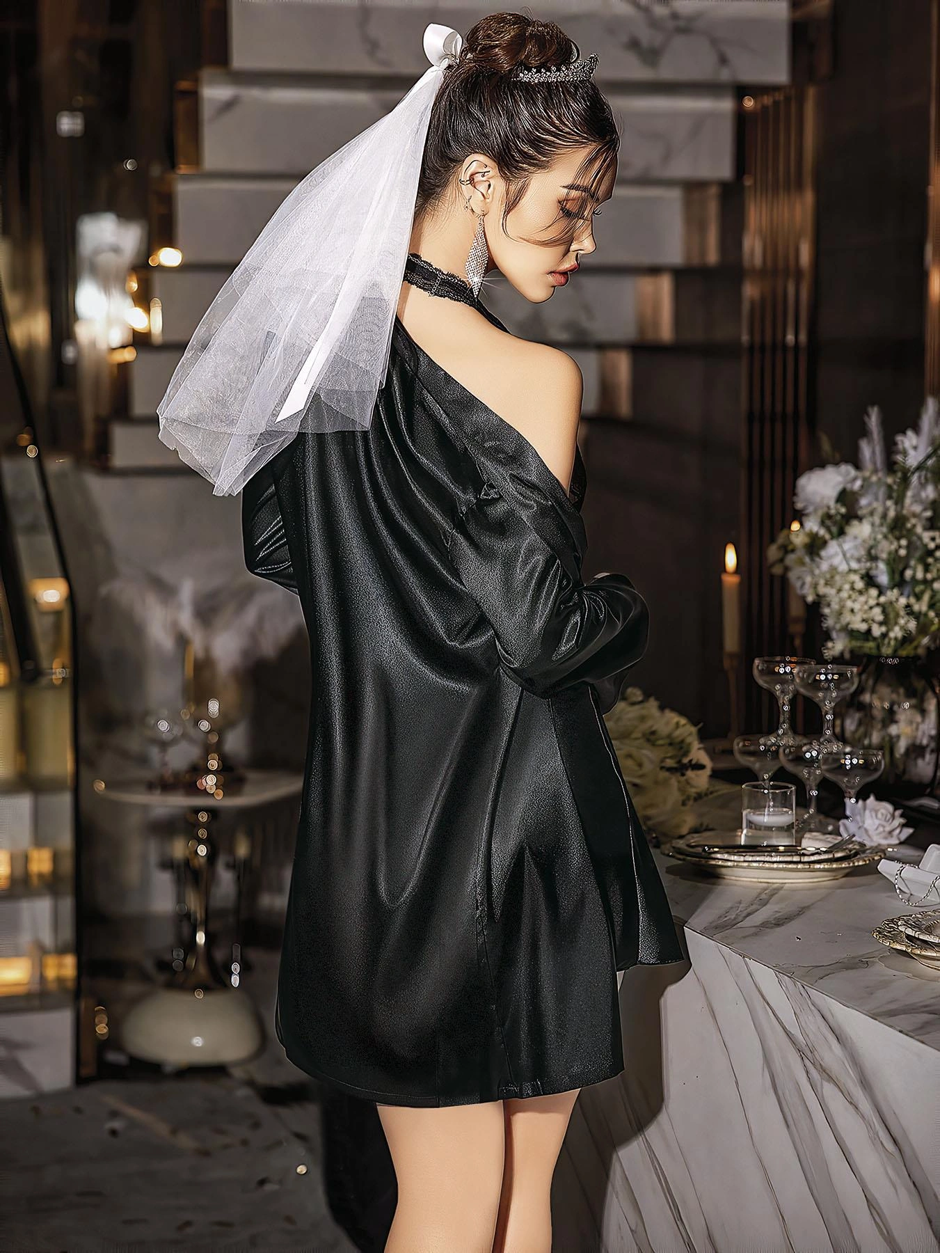 Özel Tasarım Kurdelalı Dantel İşlemeli Şık Göğüs Dekolteli Sabahlıklı 2li Siyah Saten Gecelik Takımı