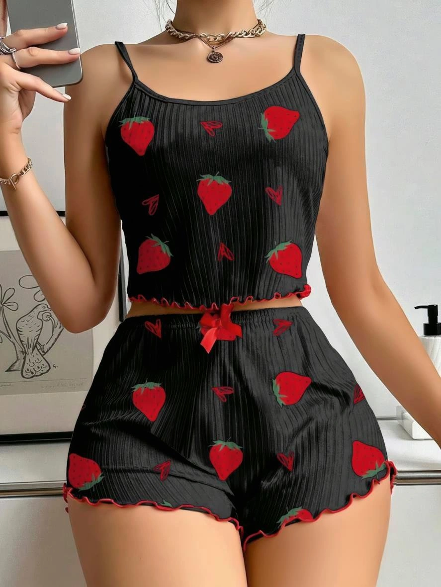 Pamuklu Siyah Üstüne Çilek Desen Fitilli Askılı Şortlu Pijama Takımı