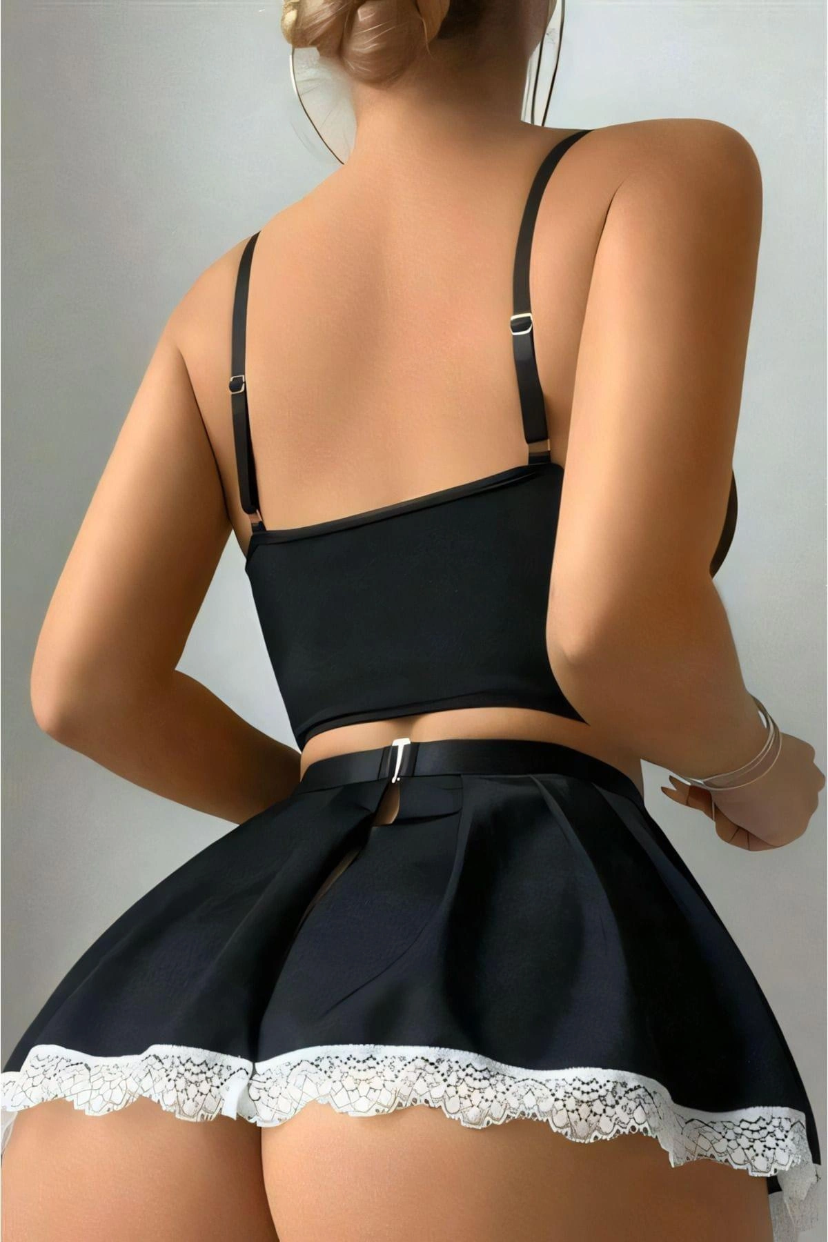 Siyah Beyaz Bacak Aksesuarlı Büstiyerli Fantezi Hizmetçi Kostümü