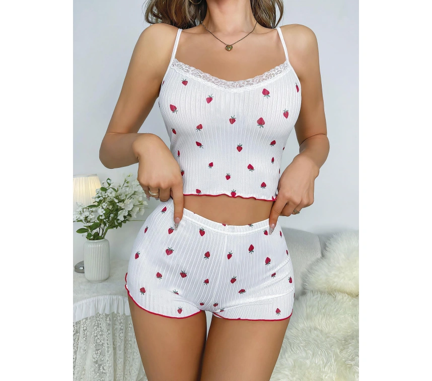 Beyaz Üstüne Çilek Desenli Askılı Şortlu Pijama Takımı