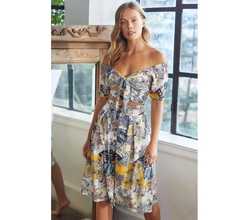 Dokuma Önden Bağlamalı Çiçek Baskılı Omuzu Düşük Büstiyer Ve Önden Düğmeli Etek Takım