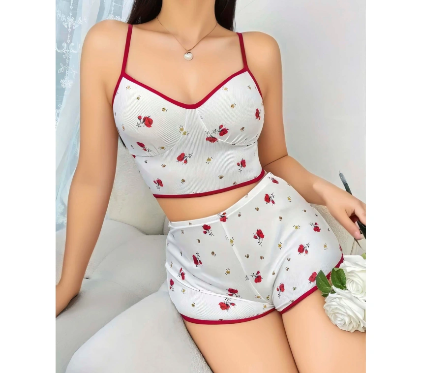 Pamuklu Beyaz Üstüne Kırmızı Gül Desen Fitilli Askılı Şortlu Pijama Takımı