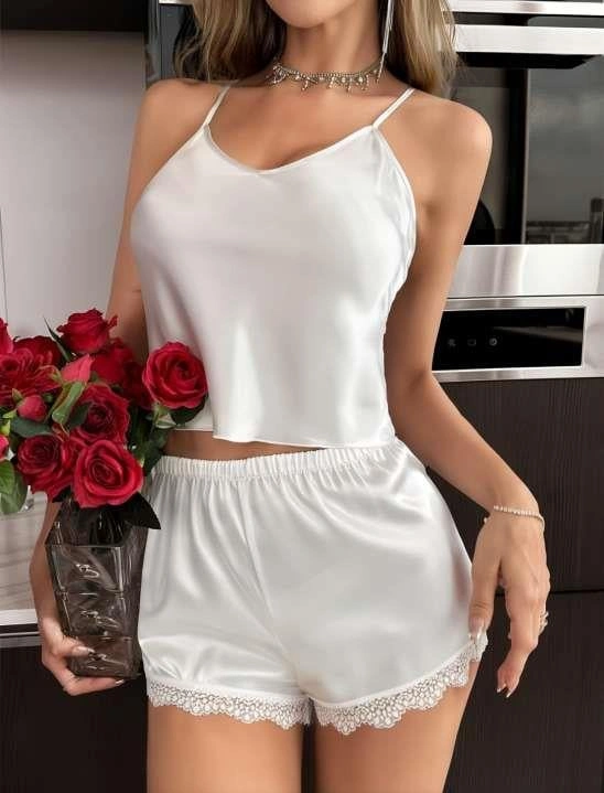 Beyaz Dantel İşlemeli İnce Askılı Saten Şortlu Takım