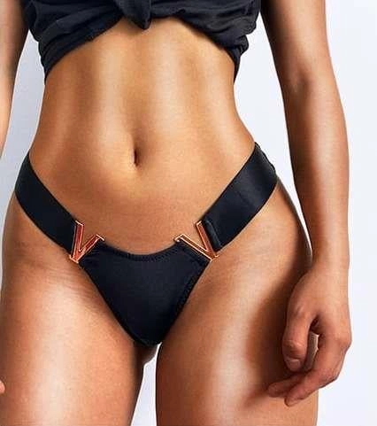 Siyah V Metal Aksesuarlı Fantezi String Tanga