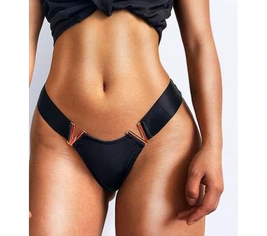 Siyah V Metal Aksesuarlı Fantezi String Tanga