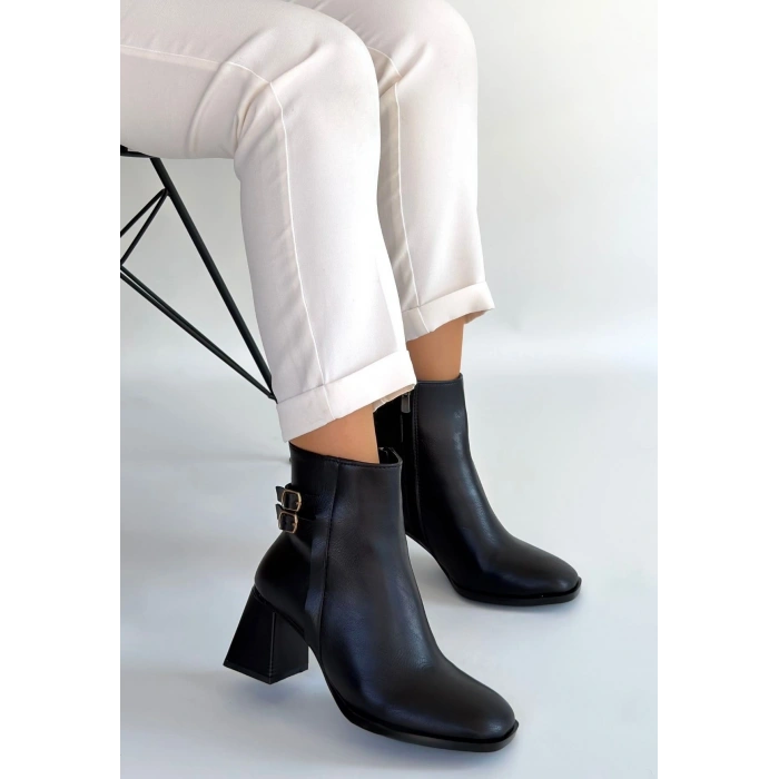 Kanda Siyah Cilt Topuklu Bot