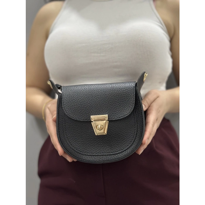 Klasik kapaklı siyah cilt çanta