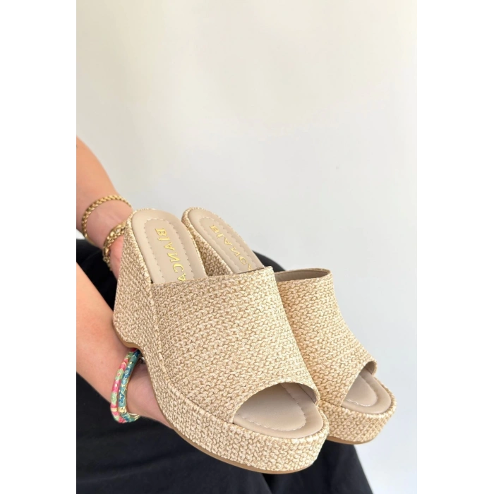 Tlay Bej Hasır Dokumalı Dolgu Topuk Terlik