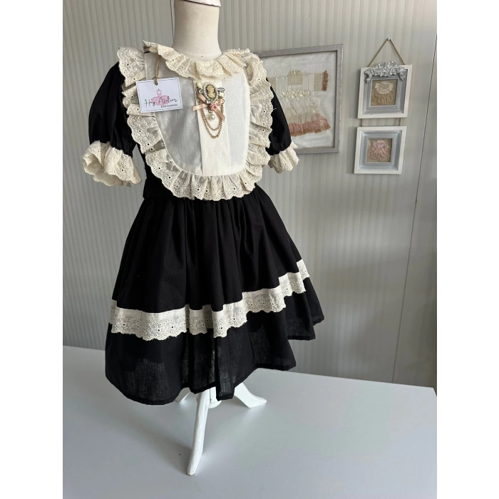 Broşlu Siyah Dönem Elbisesi