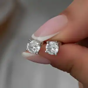 ​gümüş 4 Mm Beyaz Zirkon Tek Taş Kadın Küpe