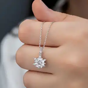 ​gümüş Çiçek Desenli Kadın Kolye