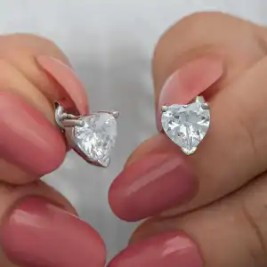 Gümüş Beyaz Kalpli Çivili Kadın Küpe