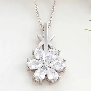 Gümüş Beyaz Sevgi Çiçeği Kadın Kolye