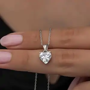 Gümüş Beyaz Taşlı Kalpli Kadın Kolye