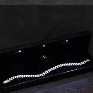 Gümüş Işıklı Kutulu Taşlı Gurmet Kadın Bileklik