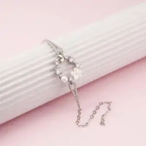 Gümüş Manolya Çiçeği Kelebek Kadın Bileklik