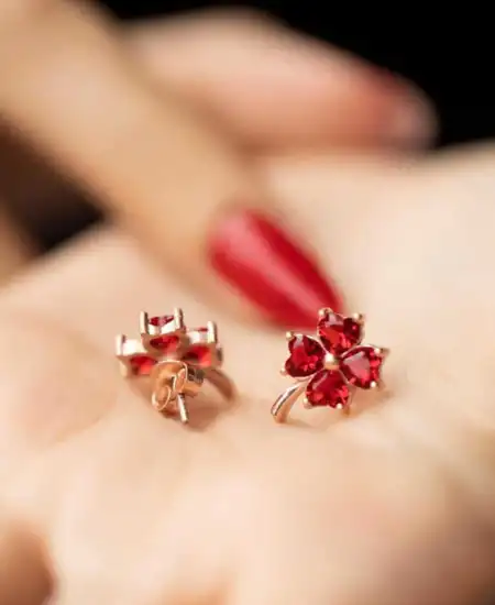 ​​gümüş Kırmızı Kalpli Yonca Bayan Küpe