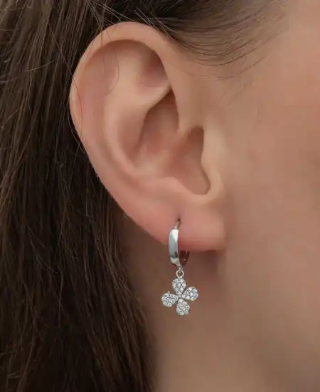 ​gümüş Sallantılı Yonca Kadın Küpe