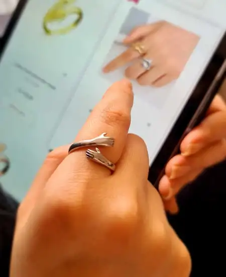 ​gümüş Sarılan Eller Yüzük