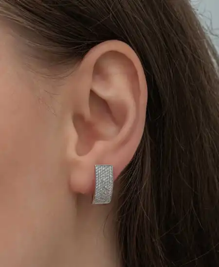 Gümüş 7 Sıra Beyaz Taşlı J Kadın Küpe