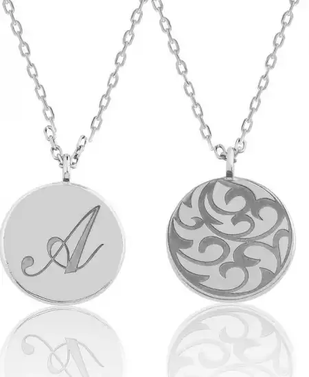 Gümüş Arkası Desenli Harfli Plaka Kolye