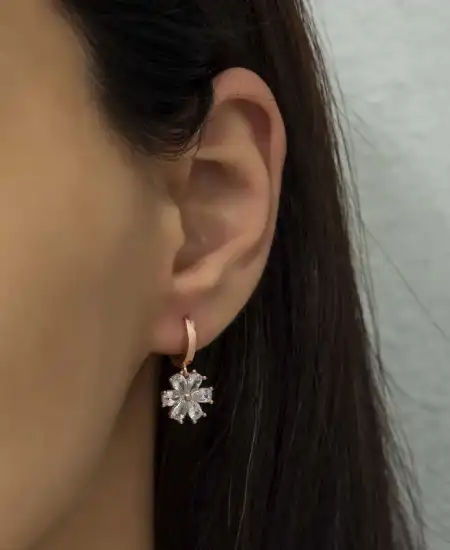 Gümüş Beyaz Çiçek Bayan Küpe