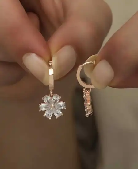 Gümüş Beyaz Çiçek Bayan Küpe