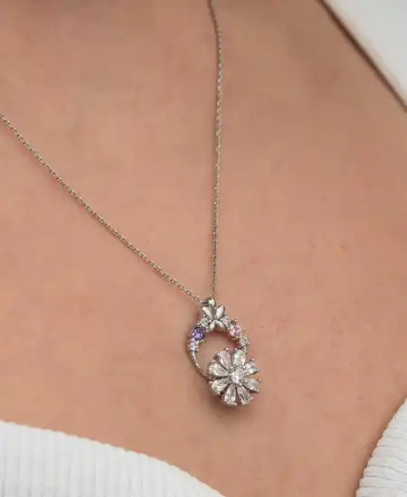 Gümüş Beyaz Dönen Çiçek Kadın Kolye