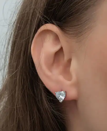 Gümüş Beyaz Kalpli Çivili Kadın Küpe