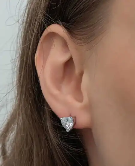 Gümüş Beyaz Kalpli Çivili Kadın Küpe