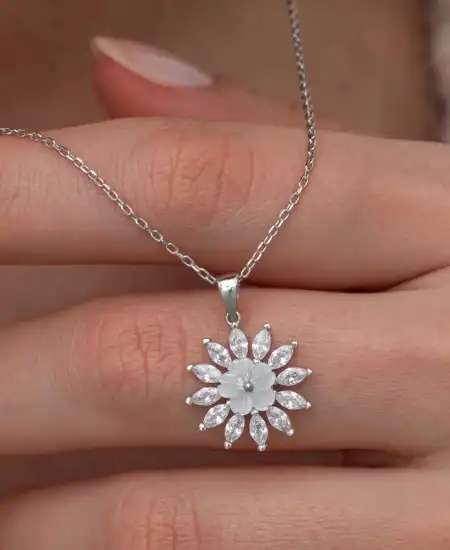 Gümüş Beyaz Manolya Çiçeği Kadın Kolye