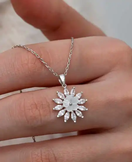 Gümüş Beyaz Manolya Çiçeği Kadın Kolye