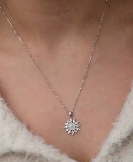 Gümüş Beyaz Manolya Çiçeği Kadın Kolye