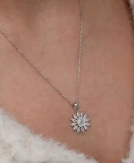 Gümüş Beyaz Manolya Çiçeği Kadın Kolye