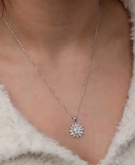 Gümüş Beyaz Manolya Çiçeği Kadın Kolye