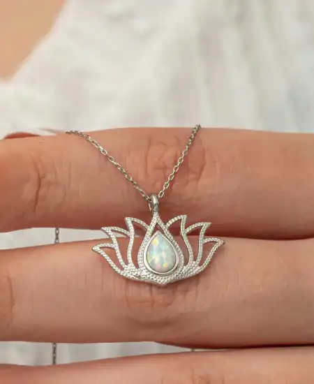 Gümüş Beyaz Opal Taşlı Lotus Kadın Kolye