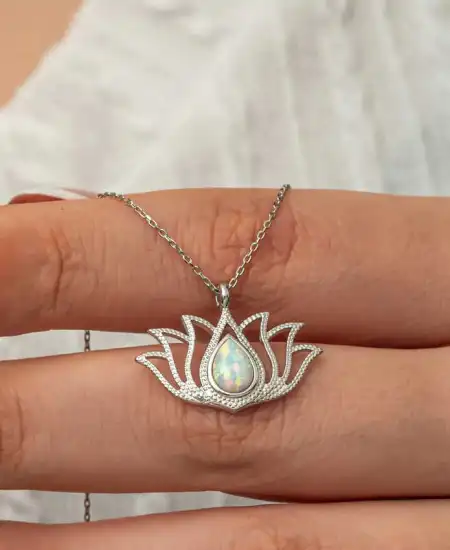 Gümüş Beyaz Opal Taşlı Lotus Kadın Kolye