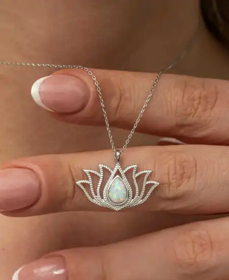 Gümüş Beyaz Opal Taşlı Lotus Kadın Kolye