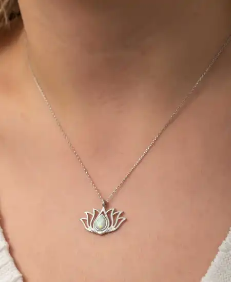Gümüş Beyaz Opal Taşlı Lotus Kadın Kolye