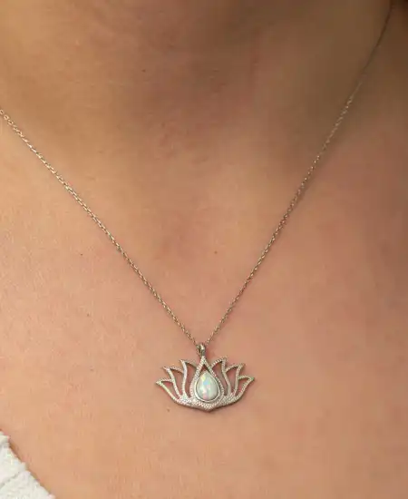 Gümüş Beyaz Opal Taşlı Lotus Kadın Kolye