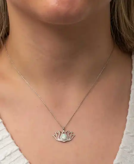 Gümüş Beyaz Opal Taşlı Lotus Kadın Kolye