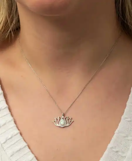 Gümüş Beyaz Opal Taşlı Lotus Kadın Kolye
