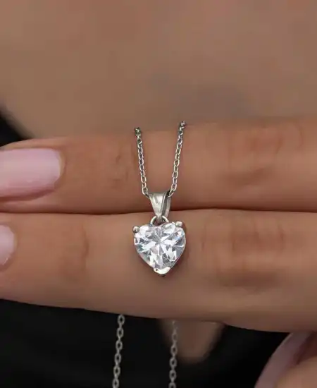 Gümüş Beyaz Taşlı Kalpli Kadın Kolye